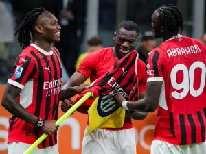 Jogadores 'vestem' bandeirinha de rival com camisa do Milan após vitória