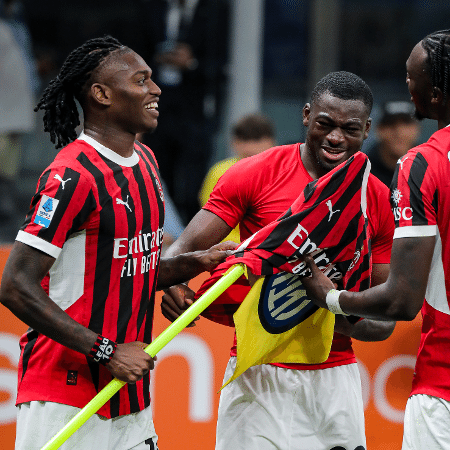 Raphael Leão e Fofana usaram uma camisa do Milan para "vestir" bandeirinha após vitória contra a Inter - Vasile Mihai-Antonio/Getty