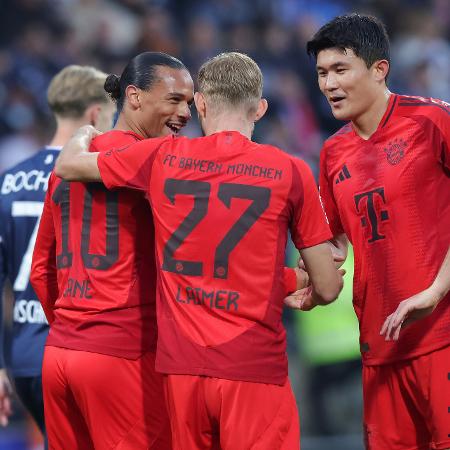 Jogadores do Bayern de Munique comemoram gol sobre o Bochum, pelo Campeonato Alemão