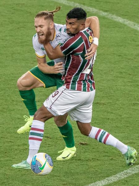 Pitta, do Cuiabá, e Thiago Santos, do Fluminense, disputam a bola em jogo do Campeonato Brasileiro