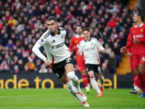 Ex-flamenguistas marcam, e Fulham segura Liverpool no Inglês