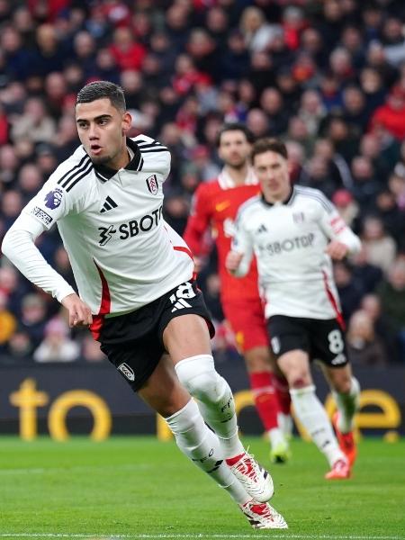 Andreas Pereira, do Fulham, comemora seu gol durante partida contra o Liverpool pelo Campeonato Inglês. - Byrne/PA Images via Getty Images