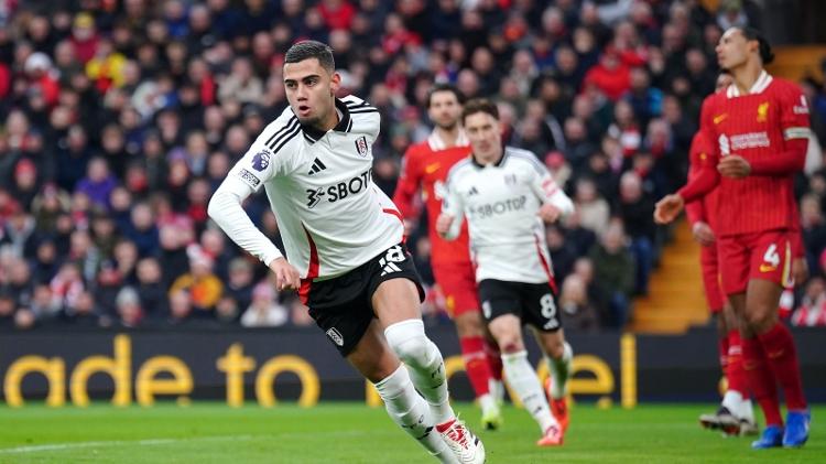 Andreas Pereira, do Fulham, comemora seu gol durante partida contra o Liverpool pelo Campeonato Inglês.