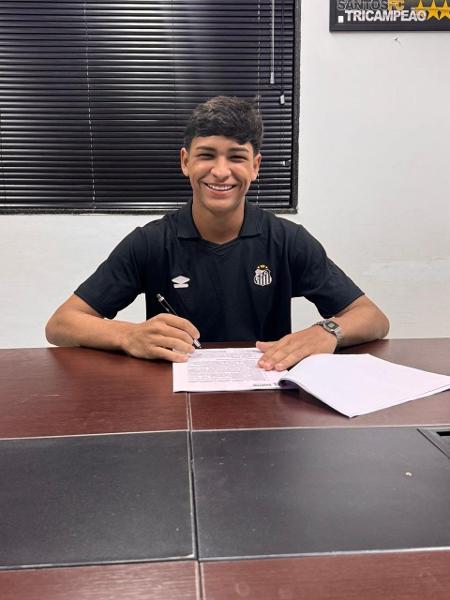 Arthur do Vale assinou com o Santos até março de 2028 Arthur do Vale assinou com o Santos até março de 2028