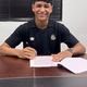 Goleiro de 16 anos assina primeiro contrato profissional com o Santos
