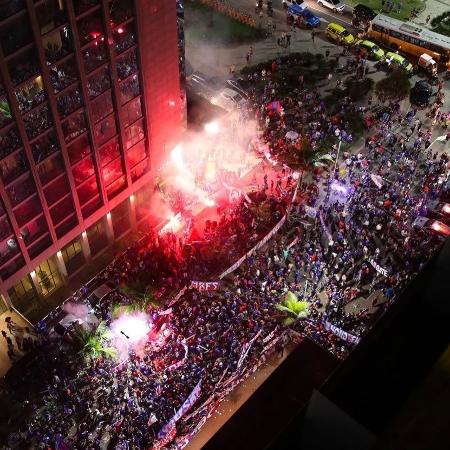 Torcida da La U comparece em peso na chegada do time chileno em hotel no Rio de Janeiro Torcida da La U comparece em peso na chegada do time chileno em hotel no Rio de Janeiro