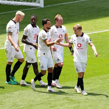 Jogadores do Borussia Dortmund celebram gol sobre o Mamelodi Sundowns, no Mundial Jogadores do Borussia Dortmund celebram gol sobre o Mamelodi Sundowns, no Mundial