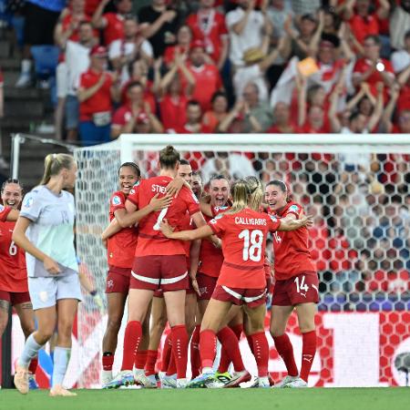 Jogadoras da Suíça comemoram gol marcado contra a Noruega na Eurocopa Feminina Jogadoras da Suíça comemoram gol marcado contra a Noruega na Eurocopa Feminina