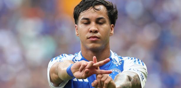 kaio jorge marca gol, cruzeiro vence vitória e mantém perseguição aos líderes