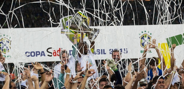 Zé Roberto levanta taça após título da Copa do Brasil  - Diego Padgurschi /Folhapress