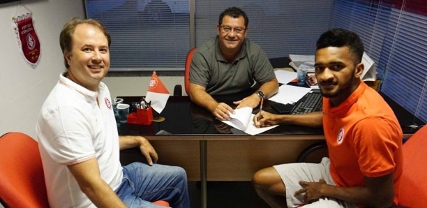 Departamento de futebol é tocado por Marcos Marino (esq) e Carlos Pellegrini (centro) - Divulgação/SC Internacional