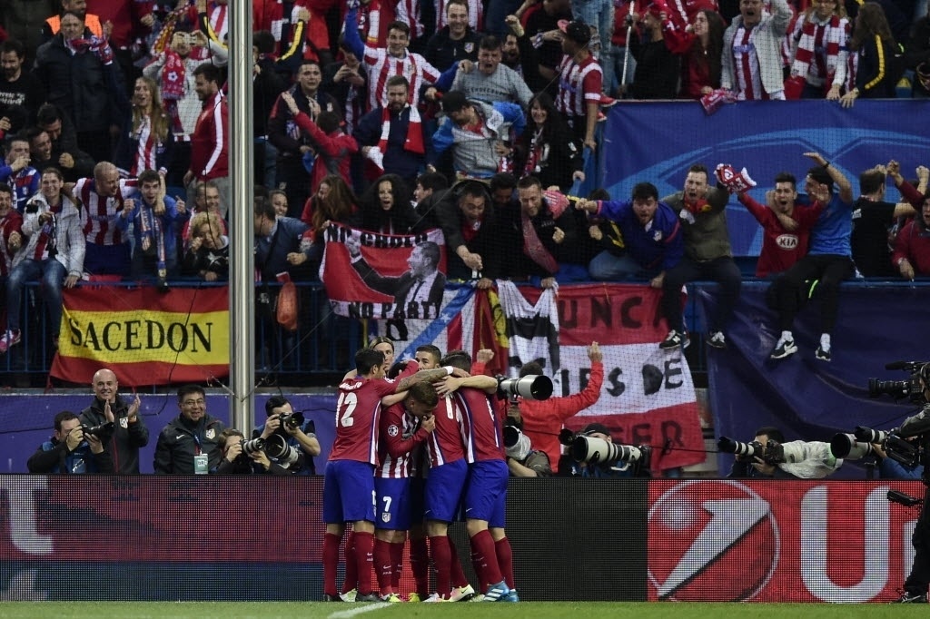 Jogadores do Atlético de Madri comemoram com torcedores no Vicente Calderón gol de Saúl contra o Bayern de Munique - AFP PHOTO / JAVIER SORIANO