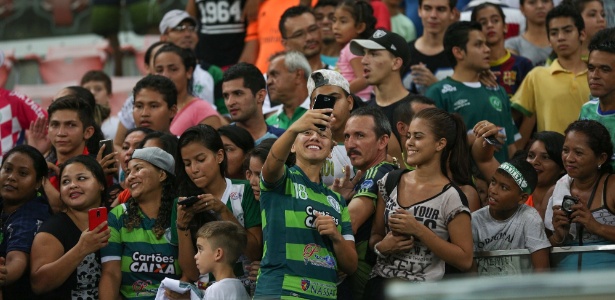 Jogadora do Iranduba tira selfie com torcedora - MICHAEL DANTAS/ALLSPORTS - MICHAEL DANTAS/ALLSPORTS