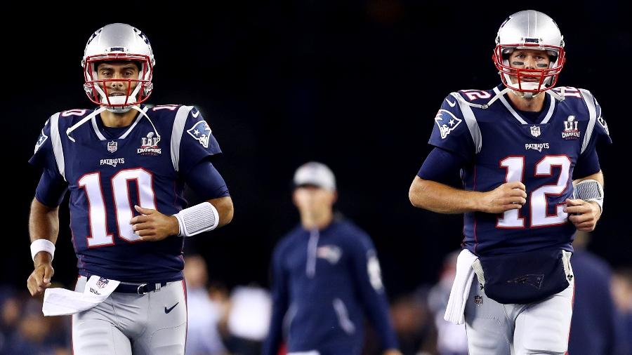 Jimmy Garoppolo (esq.) e Tom Brady (dir.), enquanto ainda eram colegas nos Patriots - Maddie Meyer/Getty Images