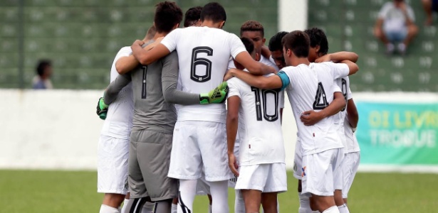 Jogadores do sub-17 do Santos antes de uma partida - Pedro Ernesto Guerra Azevedo/Santos FC