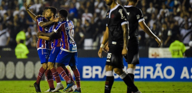 Jogadores do Bahia comemoram gol de Gilberto diante do Vasco - Thiago Ribeiro/AGIF - Thiago Ribeiro/AGIF