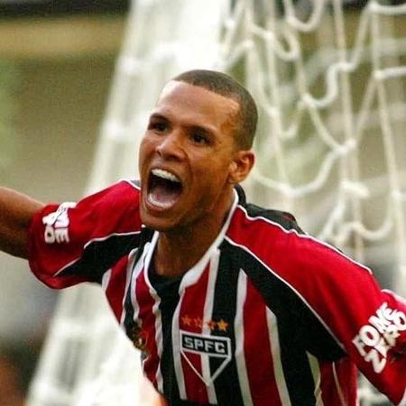 Luis Fabiano comemora gol pelo São Paulo em 2003 