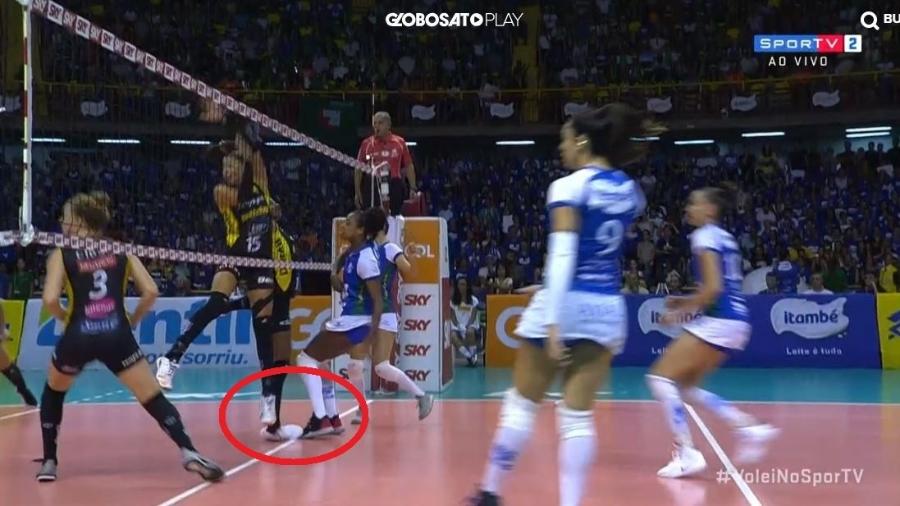 Momento em que Fernanga Garay lesiona tornozelo direito - Reprodução/SporTV