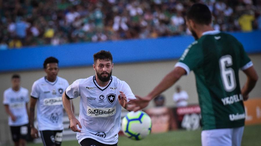 Botafogo perdeu para o Goiás no primeiro turno com gol nos minutos finais da partida no Serra Dourada - Andre Borges/AGIF