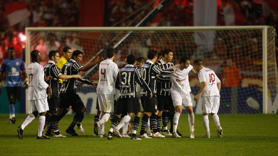 D"Alessandro discutiu com William, do Corinthians, na final da Copa do Brasil de 2009 - Ayrton Vignola/Folhapress