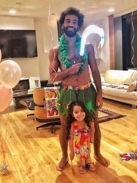 Salah se fantasia de personagem da Disney com a filha, Makka - Reprodução/Instagram