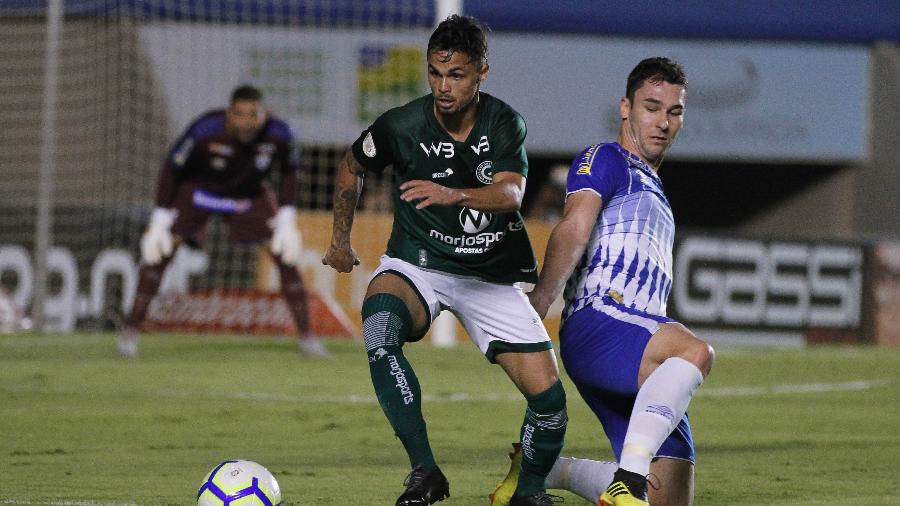 Jogadores de Goiás e Avaí disputam a bola no Serra Dourada - Heber Gomes/AGIF