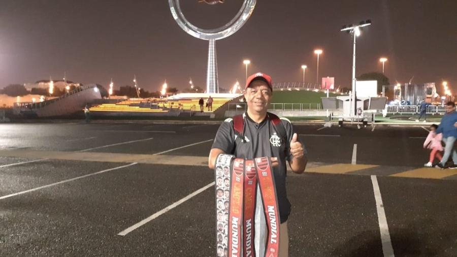Torcedor do Flamengo vende faixa de campeão Mundial para ajudar a pagar dívida - Leo Burlá/UOL Esporte