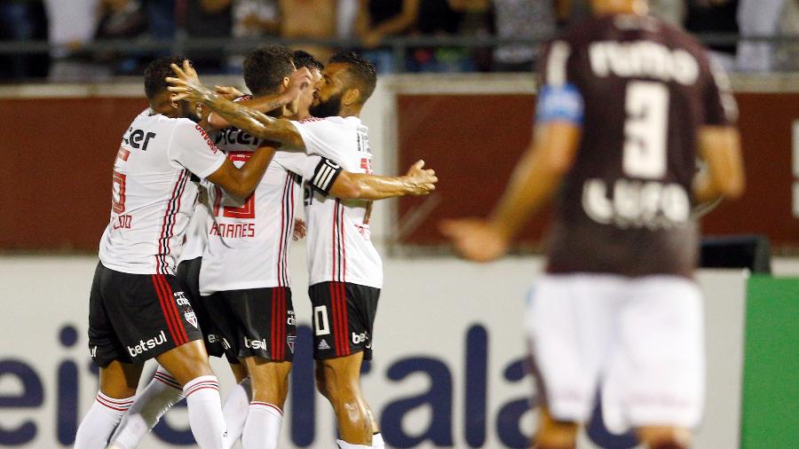 Jogadores do São Paulo comemoram gol contra a Ferroviária em Araraquara, na terceira rodada do Paulistão - Thiago Calil/AGIF