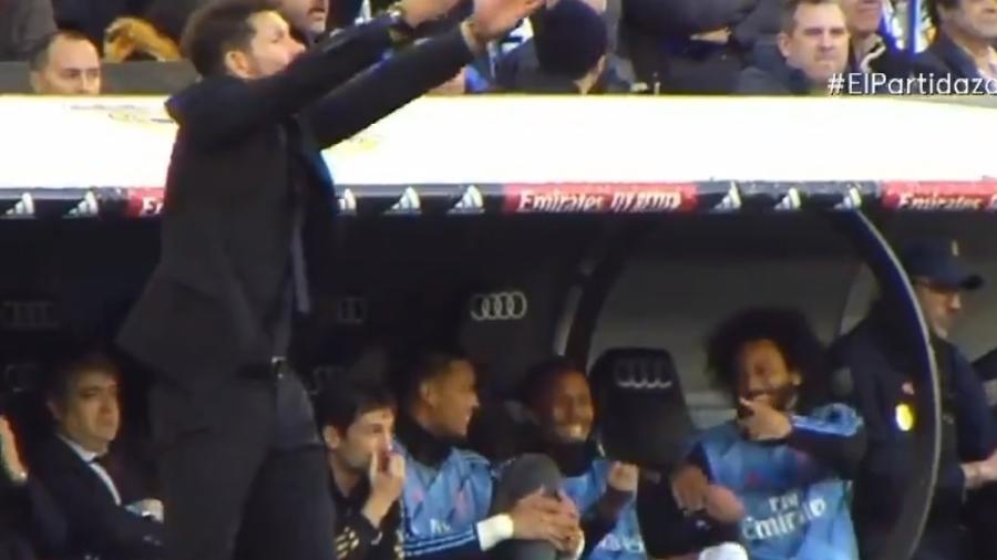 Militão e Marcelo apontaram para Simeone dando risada durante o clássico Real Madrid x Atlético de Madri - Reprodução/Twitter