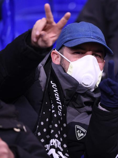Na França, em partida entre Lyon e Juventus pelas oitavas da Liga dos Campeões, torcedores também optaram pelo uso de máscaras de proteção contra coronavírus - Franck Fife/AFP