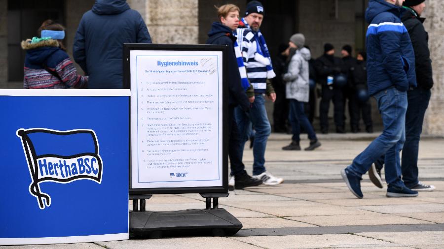 Comunicado na porta do Olympiastadion, onde o Hertha manda seus jogos, alerta sobre o coronavírus - Annegret Hilse/Reuters