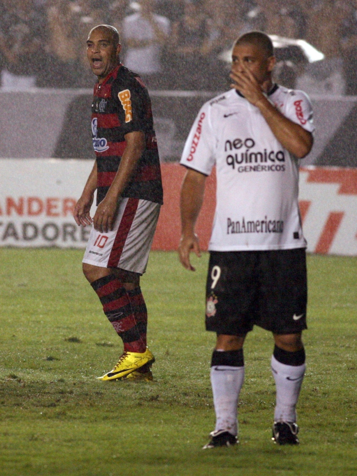 Único duelo de mata-mata entre Corinthians e Flamengo pela Libertadores ficou marcado pelo confronto entre Ronaldo Fenômeno e Adriano Imperador