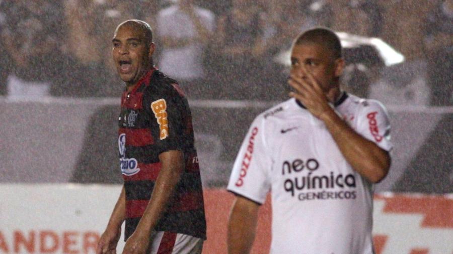 Adriano e Ronaldo se enfrentaram no duelo Flamengo x Corinthians, em 2010 - Wagner Meier/Folhapress