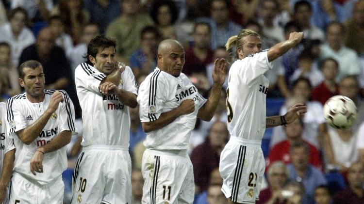 Esteban Cambiasso, Zinedine Zidane, Luis Figo, Ronaldo e David Beckham, do Real Madrid, em partida de 2004