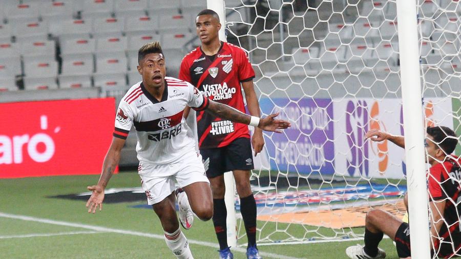 Bruno Henrique comemora o gol do Flamengo contra o Athletico, marcado aos 20 minutos do primeiro tempo em Curitiba - Gabriel Machado/AGIF