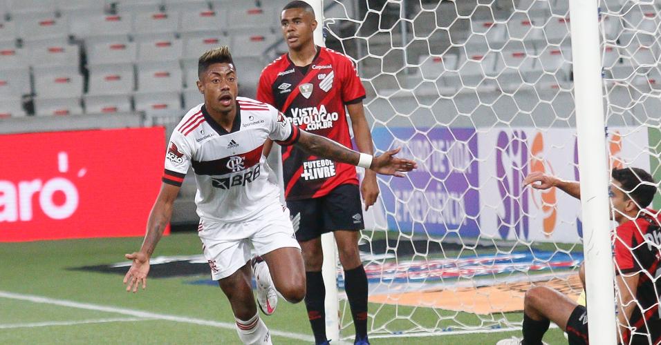 Bruno Henrique comemora o gol do Flamengo contra o Athletico