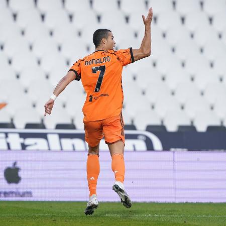 Cristiano Ronaldo comemora seu primeiro gol após se recuperar da covid-19, contra o Spezia, pelo Campeonato Italiano - Danilo Di Giovanni/Getty Images