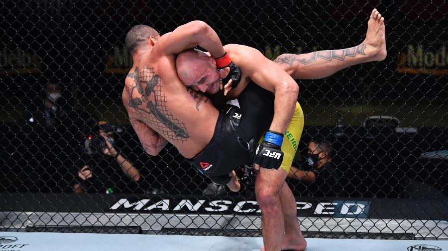 Glover Teixeira derruba Marreta durante vitória no UFC - Jeff Bottari/Zuffa LLC via Getty Images