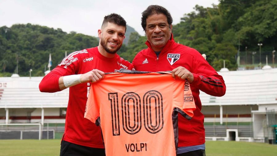 Tiago Volpi recebe das mãos de Raí camisa especial pelos 100 jogos com o São Paulo - Miguel Schincariol / saopaulofc.net