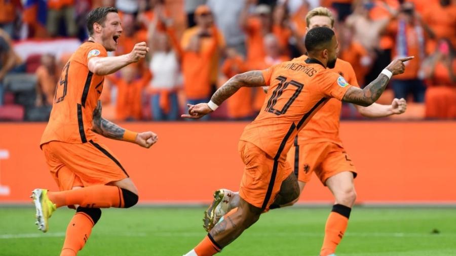 Memphis Depay comemora gol da Holanda contra a Austria, pela segunda rodada da Eurocopa - DeFodi Images via Getty Images