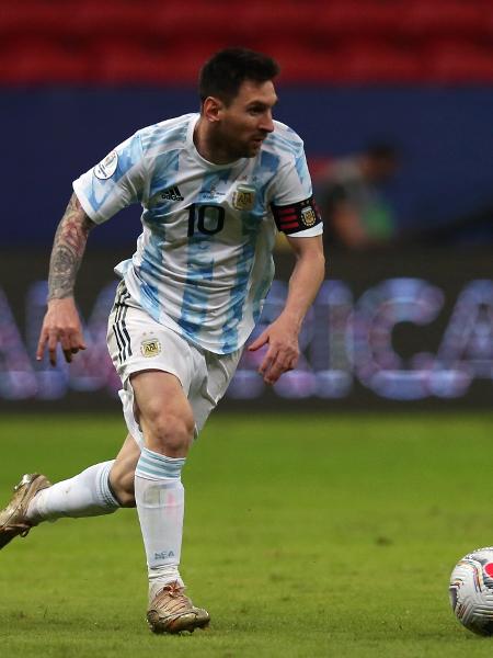 Messi parte com a bola dominada em Argentina x Uruguai pela Copa América - Alexandre Schneider/Getty Images