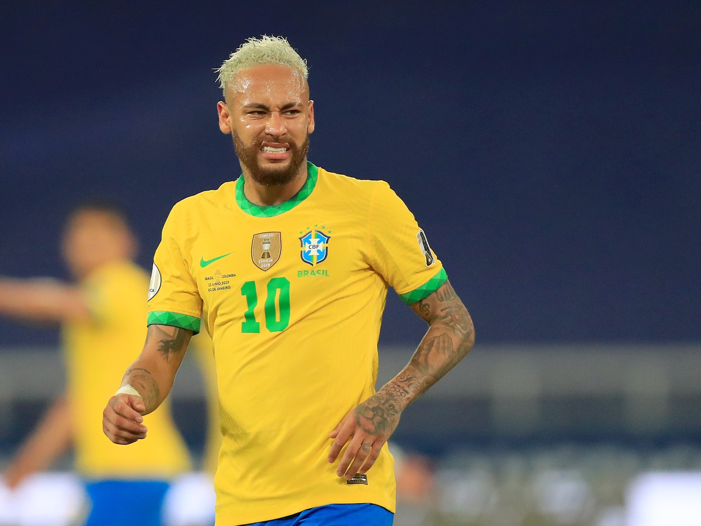 Foto: Neymar e Mavie: 'Hoje tem jogo do Brasil e aqui já estamos preparados  para torcer. Vamos, Brasil', escreveu o jogador - Purepeople