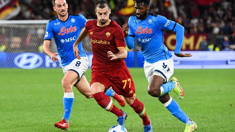 Jogadores de Roma e Napoli disputam bola em partida do Italiano - VINCENZO PINTO / AFP