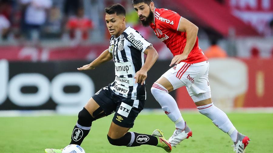 Bruno Méndez e Marcos Leonardo disputam lance na partida entre Internacional e Santos - Pedro H. Tesch/AGIF