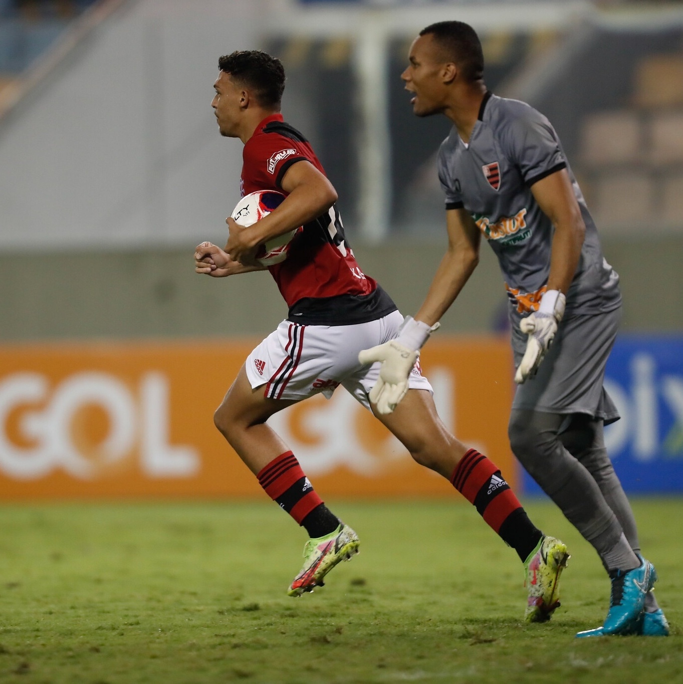 Autor de golaço, Jean Carlos celebra classificação do Fla na