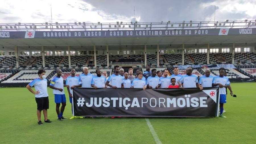 Imigrantes e refugiados seguram faixa com a frase "Justiça por Moïse" antes de jogo em São Januário - Divulgação / Vasco