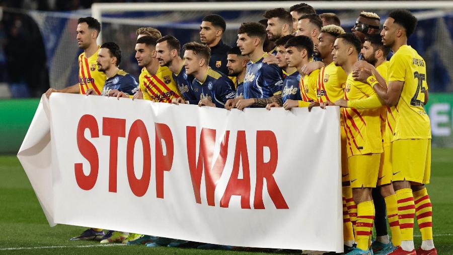 Jogadores de Barcelona e Napoli posam, juntos, em protesto contra a guerra entre Rússia e Ucrânia - Ciro de Luca/Reuters