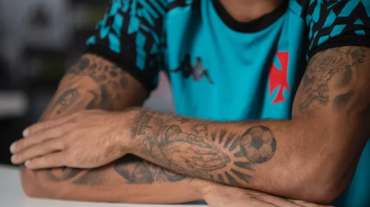 Tatuagens de Figueiredo demonstram devoção ao futebol: atacante se arrepiou com narração de Luis Roberto - Ricardo Borges / UOL Esporte - Ricardo Borges / UOL Esporte