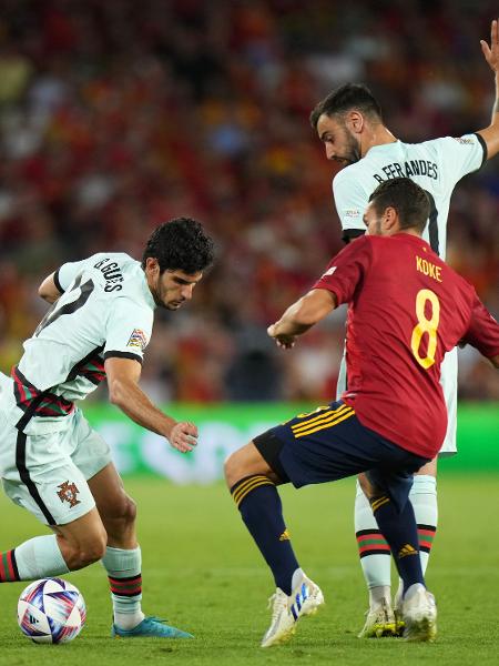 Gonçalo Guedes e Koke brigam pela bola durante Espanha x Portugal, jogo da Liga das Nações - Angel Martinez - UEFA/UEFA via Getty Images