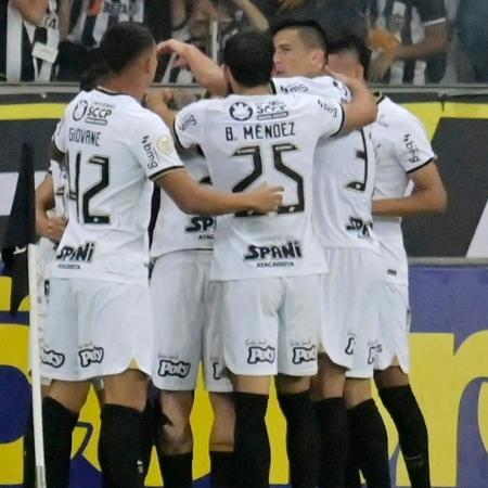 Jogadores do Corinthians comemoram gol marcado sobre o Atlético-MG em jogo do Campeonato Brasileiro - Washington Alves/Reuters